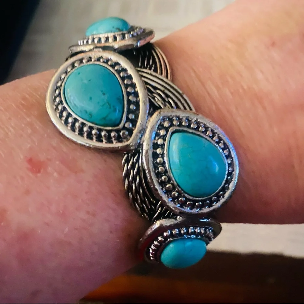 Southwestern style Faux Turquoise and silver tone cuff Bracelet NICE !!